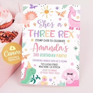 K&ouml;nnte beinhalten: Eine farbenfrohe Geburtstagseinladung mit einem Dinosaurier-Thema. Die Einladung zeigt einen rosa Dinosaurier, einen gr&uuml;nen Dinosaurier und eine Sonne mit dem Text "She's a Three Rex" und "Amanda's 3rd Birthday Party!"