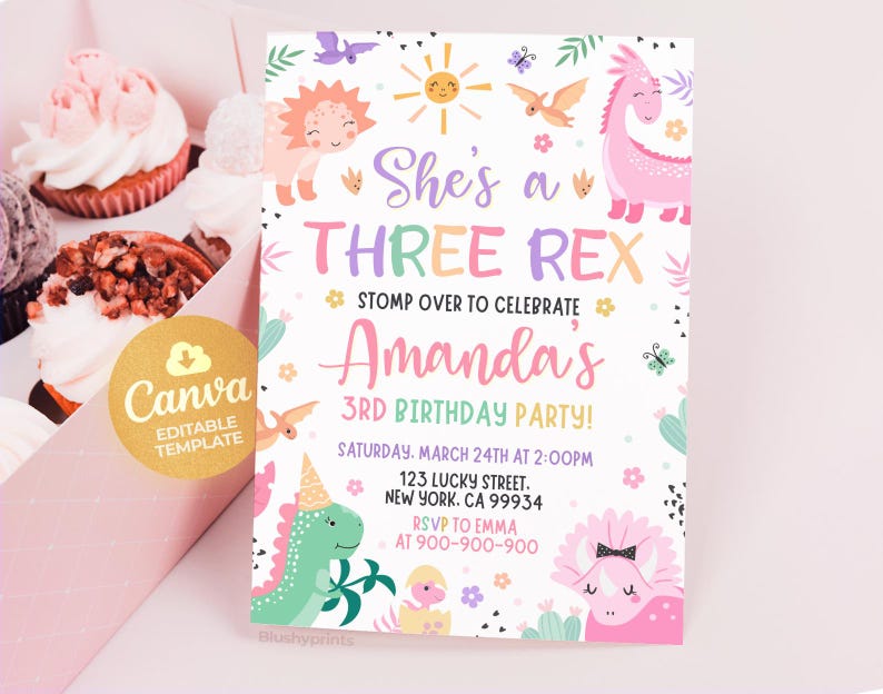 K&ouml;nnte beinhalten: Eine farbenfrohe Geburtstagseinladung mit einem Dinosaurier-Thema. Die Einladung zeigt einen rosa Dinosaurier, einen gr&uuml;nen Dinosaurier und eine Sonne mit dem Text "She's a Three Rex" und "Amanda's 3rd Birthday Party!"