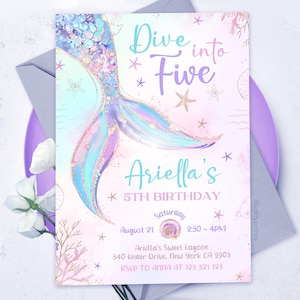 Peut inclure: Une queue de sirène rose et bleue avec des accents de paillettes sur un fond aquarelle. Le texte "Dive into Five" et "Ariella's 5th Birthday" est imprimé sur l'invitation. L'invitation comprend également la date, l'heure et le lieu de la fête.