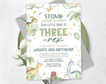 Könnte beinhalten: Eine grüne und weiße Dinosaurier-Geburtstagseinladung mit einer grünen Dinosaurier-Illustration und dem Text "STOMP CHOMP & CHEW! OUR LITTLE DINO IS THREE -rex". Die Einladung enthält auch den Text "PLEASE JOIN US TO CELEBRATE JASON'S 3RD BIRTHDAY! SUN | NOV 23TH | AT 2PM 123 LUCKY STREET, NEW YORK, CA 99934 RSVP TO EMMA AT 900-900-900".