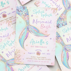 Puede incluir: Una tarjeta de invitaci&oacute;n rectangular con una ilustraci&oacute;n de cola de sirena en tonos pastel, detalles de purpurina dorada, estrellas de mar y coral. El texto dice: Splish splash it's a Mermaid Bash, Ariella's 1st Birthday, Saturday August 21, 2:30-4PM, Ariella's Sweet Lagoon, 340 Under Drive, New York CA 9903, RSVP to Anna at 123 321 123.