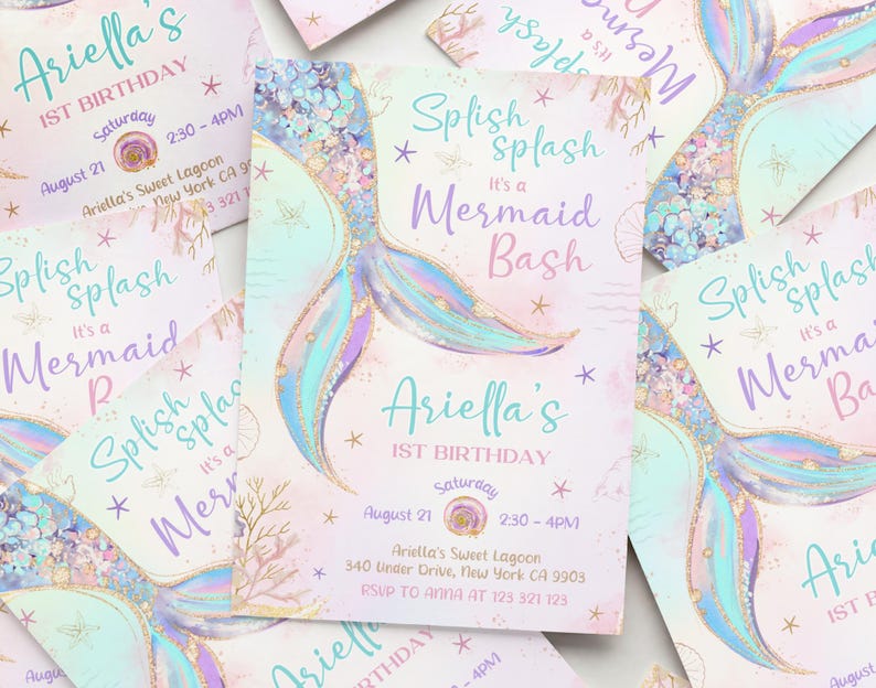 Puede incluir: Una tarjeta de invitaci&oacute;n rectangular con una ilustraci&oacute;n de cola de sirena en tonos pastel, detalles de purpurina dorada, estrellas de mar y coral. El texto dice: Splish splash it's a Mermaid Bash, Ariella's 1st Birthday, Saturday August 21, 2:30-4PM, Ariella's Sweet Lagoon, 340 Under Drive, New York CA 9903, RSVP to Anna at 123 321 123.