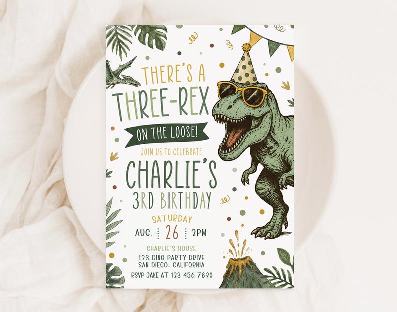 Pu&ograve; includere: Un invito di compleanno rettangolare con un T-Rex verde che indossa occhiali da sole e un cappellino da festa. Il testo recita: THERE'S A THREE-REX ON THE LOOSE! JOIN US TO CELEBRATE CHARLIE'S 3RD BIRTHDAY. Include dettagli della festa e un vulcano.