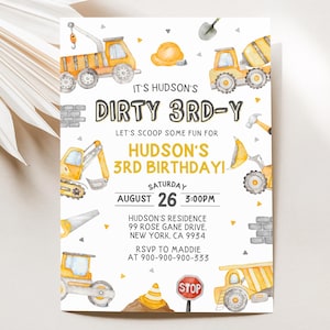 Könnte beinhalten: Eine rechteckige Geburtstagseinladungskarte mit Aquarell-Baustellenfahrzeugen, einem gelben Schutzhelm und einem Stoppschild. Der Text lautet: IT'S HUDSON'S DIRTY 3RD-Y, LET'S SCOOP SOME FUN FOR HUDSON'S 3RD BIRTHDAY, SATURDAY AUGUST 26 3:00PM.