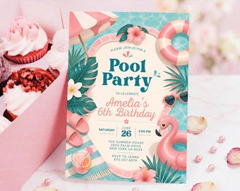 Può includere: Un invito a una festa in piscina con uno schema di colori rosa e turchese. L'invito presenta un fenicottero gonfiabile, occhiali da sole e un ombrellone a righe rosa e bianche. Il testo recita "Pool Party" e "6° Compleanno di Amelia".