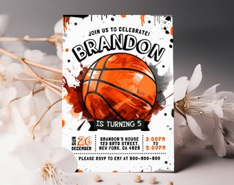 Peut inclure: Une invitation d'anniversaire sur le thème du basketball pour un garçon nommé Brandon qui fête ses 5 ans. L'invitation présente un ballon de basket dessin animé avec des couleurs orange et marron sur un fond blanc avec des éclaboussures noires. Le texte "JOIN US TO CELEBRATE! BRANDON IS TURNING 5" est en noir. L'invitation comprend la date, l'heure et le lieu de la fête.