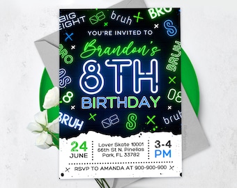 Puede incluir: Una invitación de cumpleaños en verde neón y azul para un octavo cumpleaños. La invitación tiene un fondo negro con el texto "Brandon's 8th Birthday" en letras verde neón y azul. La invitación también incluye la fecha y la hora de la fiesta, así como la ubicación. La información de RSVP se incluye en la parte inferior de la invitación.
