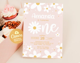 Könnte beinhalten: Eine rosa und weiße druckbare Geburtstagseinladung mit einem Gänseblümchenmuster. Die Einladung lautet "Amanda wird eins" in goldenen Buchstaben. Das Datum ist Sonntag, der 28. November, von 14:00 bis 18:00 Uhr. Die Adresse lautet 1234 Strawberry World St., New York, CA 99034. RSVP an Anna unter 123 456 789.