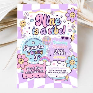 Puede incluir: Una colorida invitación con un diseño retro. El texto "Nine is a vibe!" se muestra en una fuente de burbujas. La invitación incluye detalles para una fiesta de cumpleaños, incluyendo el nombre "Amanda", la edad "9" y la fecha.
