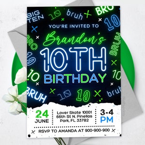Op de afbeelding: Een neon-groene en blauwe verjaardagsuitnodiging voor een 10e verjaardag. De uitnodiging heeft een zwarte achtergrond met de woorden "You're invited to Brandon's 10th Birthday" in neon-groene en blauwe letters. De uitnodiging bevat ook de datum en tijd van het feest, evenals de RSVP-informatie.