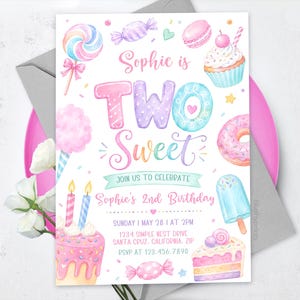 Könnte beinhalten: Eine Geburtstagseinladungskarte mit Aquarellillustrationen von Süßigkeiten, Cupcakes, Donuts und Eis am Stiel. Der Text lautet: Sophie is TWO Sweet, JOIN US TO CELEBRATE, Sophie's 2nd Birthday, SUNDAY MAY 28 AT 2PM, 1234 SIMPLE NEST DRIVE, SANTA CRUZ, CALIFORNIA, ZIP, RSVP AT 123.456.7890.