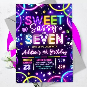 以下が含まれることがあります： ネオンピンク、ブルー、イエローの誕生日招待状で、「Sweet Sassy Seven」の文字とネオンリングのデザインが施されています。この招待状は、アデリンの7歳の誕生日パーティーのためのもので、11月23日（土）午後2時から午後4時まで、アデリンの家で開催されます。