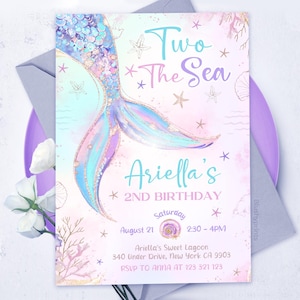 Puede incluir: Una invitación de cumpleaños para un segundo cumpleaños con una cola de sirena rosa y azul con detalles de purpurina. La invitación dice "Two the Sea Ariella's 2nd Birthday" con la fecha, la hora y la ubicación.