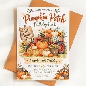 Könnte beinhalten: Eine rechteckige Geburtstagseinladungskarte mit einer Aquarellillustration eines roten Traktors, Kürbissen, Sonnenblumen und einem Holzschild mit der Aufschrift Sweet Little Pumpkin. Der Text enthält You're Invited to a Pumpkin Patch Birthday Bash, Amanda's 5th Birthday, October 26 at 4:00 PM sowie Adressdetails.