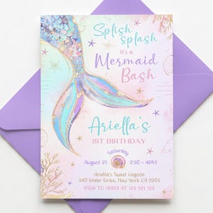 Puede incluir: Una tarjeta de invitaci&oacute;n rectangular con una cola de sirena en acuarela en tonos azul, morado y dorado. El texto dice: Splish splash It's a Mermaid Bash, Ariella's 1ST BIRTHDAY, Saturday August 21, 2:30-4PM, Ariella's Sweet Lagoon, 340 Under Drive, New York CA 9903, RSVP TO ANNA AT 123 321 123.