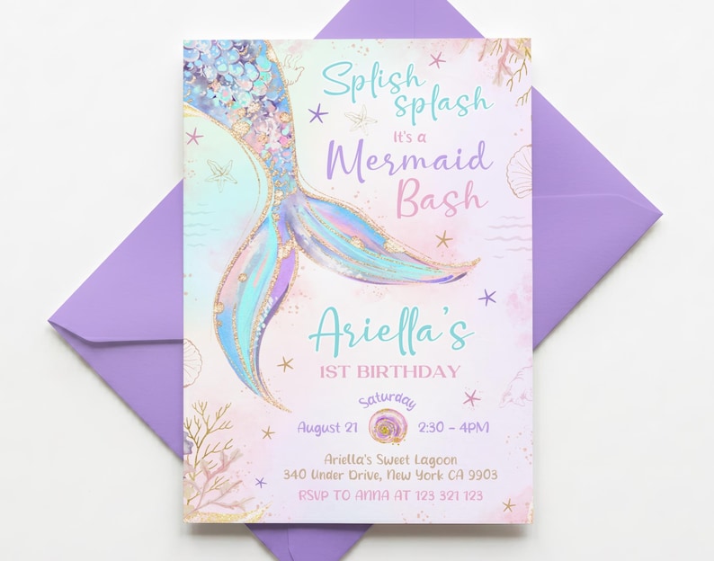 Puede incluir: Una tarjeta de invitaci&oacute;n rectangular con una cola de sirena en acuarela en tonos azul, morado y dorado. El texto dice: Splish splash It's a Mermaid Bash, Ariella's 1ST BIRTHDAY, Saturday August 21, 2:30-4PM, Ariella's Sweet Lagoon, 340 Under Drive, New York CA 9903, RSVP TO ANNA AT 123 321 123.