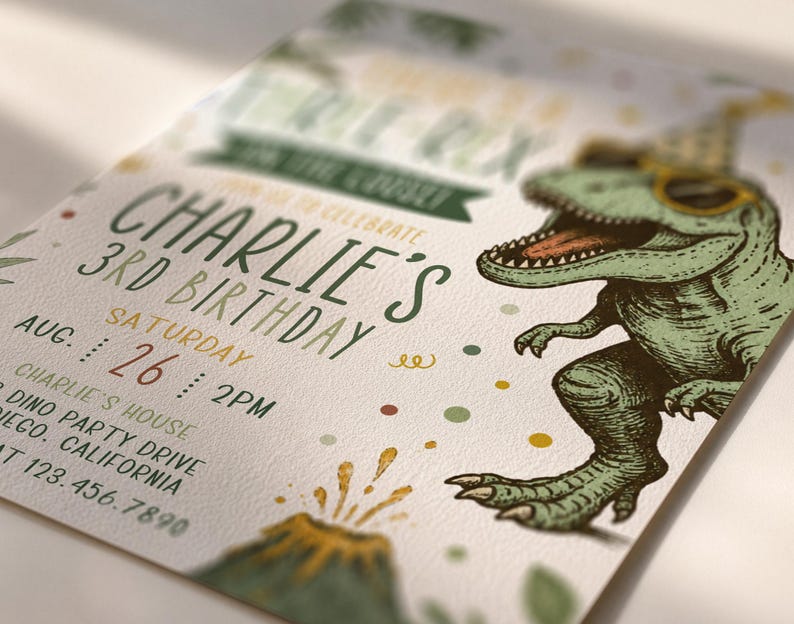 Pu&ograve; includere: Un biglietto d'invito per compleanno con un T-Rex verde che indossa un cappellino da festa e occhiali da sole. Il testo recita: Charlie's 3rd Birthday, Saturday Aug 26, 2pm, Charlie's House, Dino Party Drive, San Diego, California, 123.456.7890. Con vulcano.