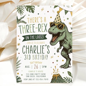 Pu&ograve; includere: Un biglietto d'invito di compleanno rettangolare con un T-Rex verde che indossa occhiali da sole e un cappellino da festa. Il testo recita: There's a Three-Rex on the loose! Join us to celebrate Charlie's 3rd birthday, Saturday Aug 26, 2pm.