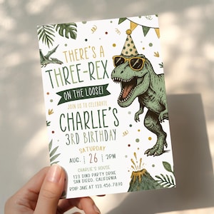 Pu&ograve; includere: Un biglietto d'invito di compleanno rettangolare con un T-Rex verde che indossa un cappellino da festa e occhiali da sole. Il testo recita: THERE'S A THREE-REX ON THE LOOSE! JOIN US TO CELEBRATE CHARLIE'S 3RD BIRTHDAY, SATURDAY AUG. 26 2PM, CHARLIE'S HOUSE 123 DINO PARTY DRIVE SAN DIEGO, CALIFORNIA, RSVP JAKE AT 123.456.7890.