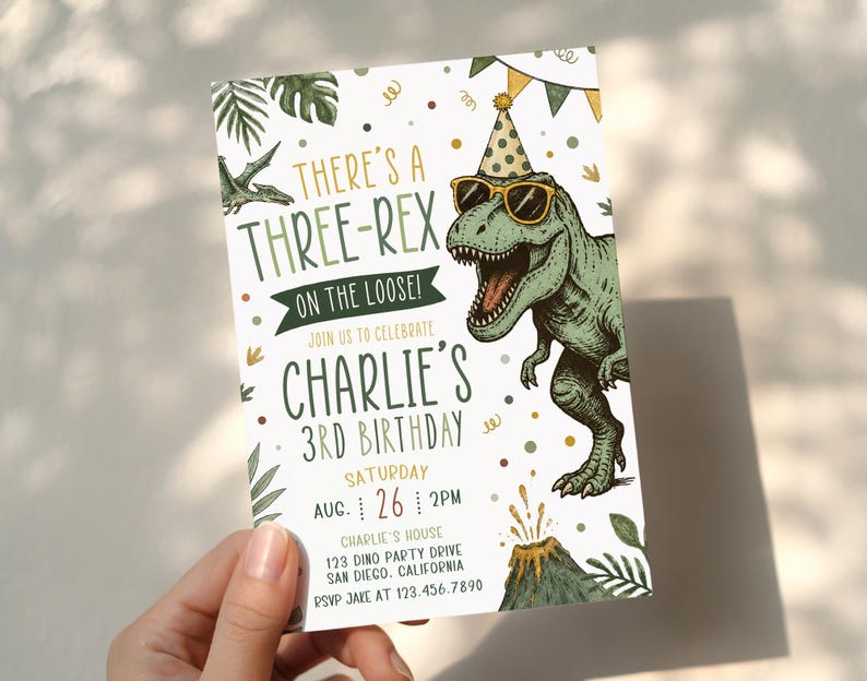 Pu&ograve; includere: Un biglietto d'invito di compleanno rettangolare con un T-Rex verde che indossa un cappellino da festa e occhiali da sole. Il testo recita: THERE'S A THREE-REX ON THE LOOSE! JOIN US TO CELEBRATE CHARLIE'S 3RD BIRTHDAY, SATURDAY AUG. 26 2PM, CHARLIE'S HOUSE 123 DINO PARTY DRIVE SAN DIEGO, CALIFORNIA, RSVP JAKE AT 123.456.7890.