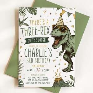 Pu&ograve; includere: Un biglietto d'invito per compleanno con un T-Rex verde che indossa un cappellino da festa e occhiali da sole. Il testo recita: THERE'S A THREE-REX ON THE LOOSE! JOIN US TO CELEBRATE CHARLIE'S 3RD BIRTHDAY, SATURDAY AUG. 26 2PM, CHARLIE'S HOUSE 123 DINO PARTY DRIVE.