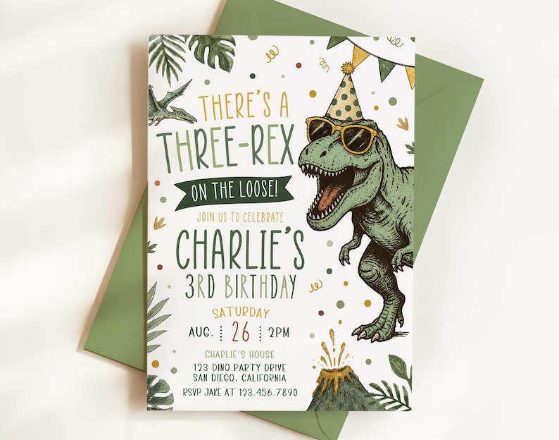 Pu&ograve; includere: Un biglietto d'invito per compleanno con un T-Rex verde che indossa un cappellino da festa e occhiali da sole. Il testo recita: THERE'S A THREE-REX ON THE LOOSE! JOIN US TO CELEBRATE CHARLIE'S 3RD BIRTHDAY, SATURDAY AUG. 26 2PM, CHARLIE'S HOUSE 123 DINO PARTY DRIVE.