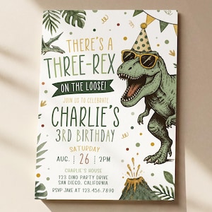 Pu&ograve; includere: Un invito di compleanno rettangolare con un T-Rex verde che indossa un cappellino da festa e occhiali da sole. Il testo recita: There's a Three-Rex on the loose! Join us to celebrate Charlie's 3rd birthday, Saturday Aug 26 2pm, 123 Dino Party Drive.