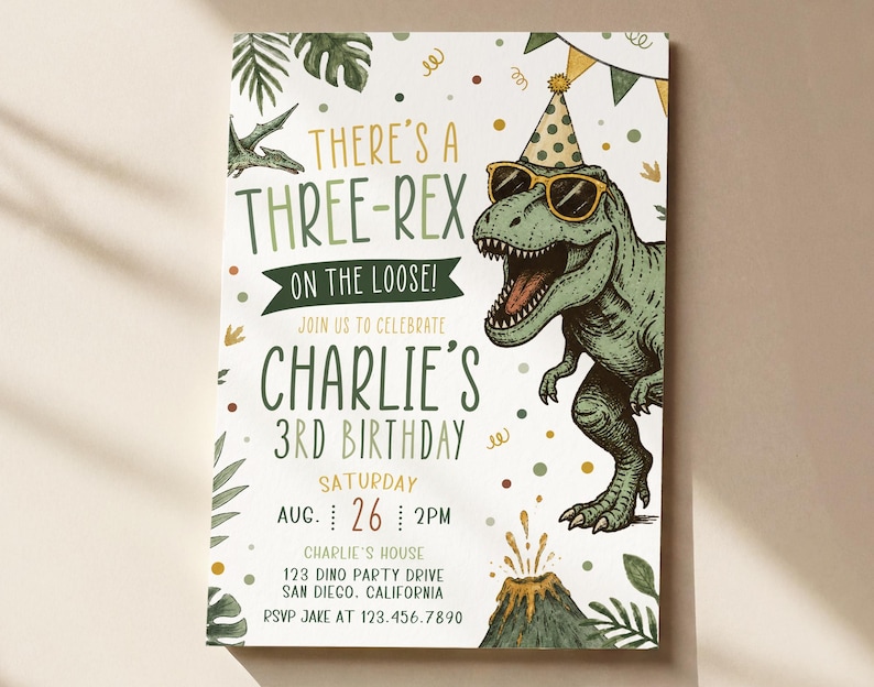 Pu&ograve; includere: Un invito di compleanno rettangolare con un T-Rex verde che indossa un cappellino da festa e occhiali da sole. Il testo recita: There's a Three-Rex on the loose! Join us to celebrate Charlie's 3rd birthday, Saturday Aug 26 2pm, 123 Dino Party Drive.