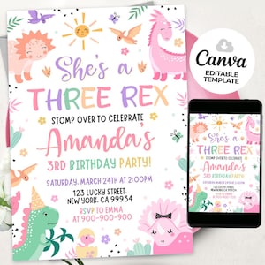 K&ouml;nnte beinhalten: Eine rosafarbene und gr&uuml;ne Dinosaurier-Geburtstagseinladung mit einem rosa Dinosaurier, einem gr&uuml;nen Dinosaurier und einer Sonne. Der Text auf der Einladung lautet "She's a Three Rex, Stomp Over to Celebrate, Amanda's 3rd Birthday Party!" und enth&auml;lt das Datum, die Uhrzeit und den Ort der Party.