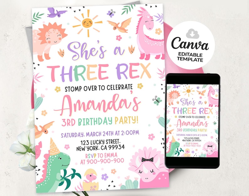 K&ouml;nnte beinhalten: Eine rosafarbene und gr&uuml;ne Dinosaurier-Geburtstagseinladung mit einem rosa Dinosaurier, einem gr&uuml;nen Dinosaurier und einer Sonne. Der Text auf der Einladung lautet "She's a Three Rex, Stomp Over to Celebrate, Amanda's 3rd Birthday Party!" und enth&auml;lt das Datum, die Uhrzeit und den Ort der Party.