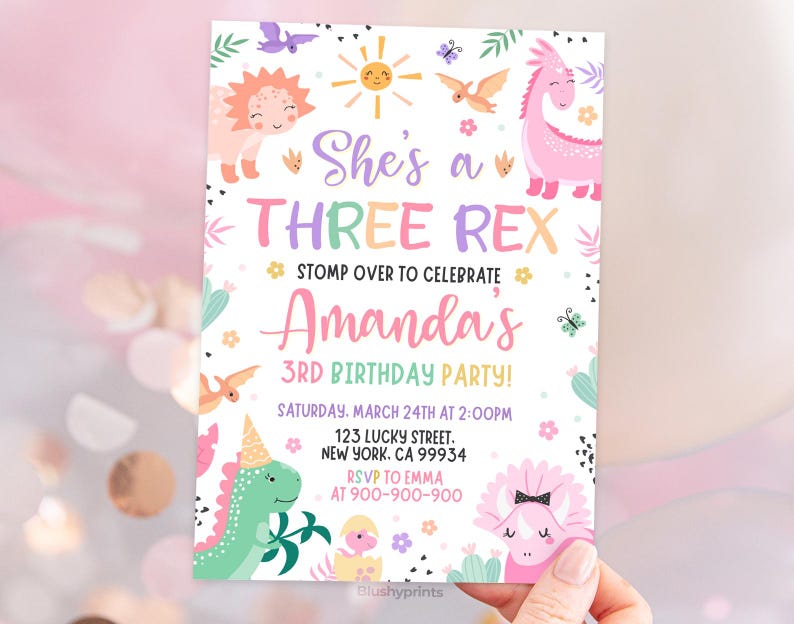 K&ouml;nnte beinhalten: Eine rosafarbene und gr&uuml;ne Dinosaurier-Geburtstagseinladung mit dem Text "She's a Three Rex" und "Amanda's 3rd Birthday Party!" Die Einladung enth&auml;lt ein Datum, eine Uhrzeit und einen Ort f&uuml;r die Party.