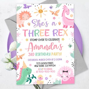 K&ouml;nnte beinhalten: Eine farbenfrohe Geburtstagseinladung mit einem rosa Dinosaurier und dem Text "She's a Three Rex" und "Stomp over to celebrate Amanda's 3rd Birthday Party!" Die Einladung enth&auml;lt Details zur Party, einschlie&szlig;lich Datum, Uhrzeit, Adresse und RSVP-Informationen.