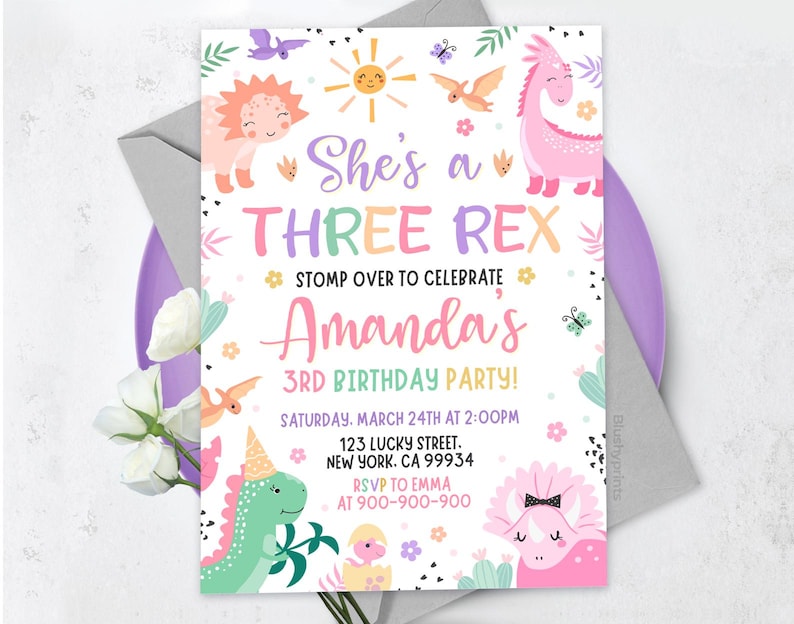K&ouml;nnte beinhalten: Eine farbenfrohe Geburtstagseinladung mit einem rosa Dinosaurier und dem Text "She's a Three Rex" und "Stomp over to celebrate Amanda's 3rd Birthday Party!" Die Einladung enth&auml;lt Details zur Party, einschlie&szlig;lich Datum, Uhrzeit, Adresse und RSVP-Informationen.