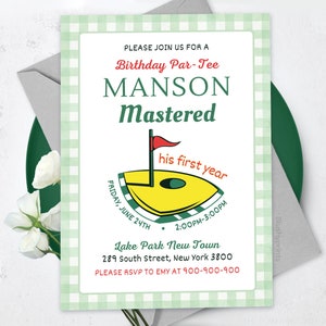 Könnte beinhalten: Eine grün-weiß karierte Einladung zu einer Geburtstagsfeier. Die Einladung lautet "Bitte schließen Sie sich uns zu einer Geburtstags-Par-Tee Manson Mastered sein erstes Jahr" mit einem Golfplatz und einer roten Flagge an. Das Datum ist Freitag, der 24. Juni, von 14:00 bis 15:00 Uhr. Der Ort ist Lake Park New Town, 289 South Street, New York 3800. Die RSVP-Nummer ist 900-900-900.