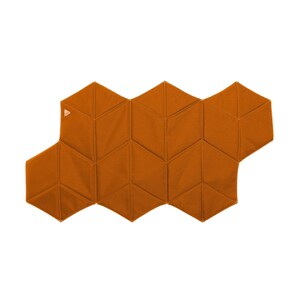 Pu&ograve; includere: Un tappeto arancione di forma geometrica con un design a nido d'ape. Il tappeto &egrave; realizzato in un tessuto morbido e strutturato e presenta un piccolo logo triangolare su uno dei pezzi esagonali. Il tappeto &egrave; progettato per piegarsi e aprirsi.