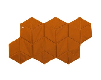 Può includere: Un tappeto marrone, di forma geometrica, realizzato in tessuto con un motivo trapuntato.