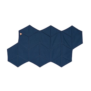 Pu&ograve; includere: Un tappetino blu navy a motivi geometrici con un design a nido d'ape. Il tappetino &egrave; realizzato in tessuto e presenta una serie di forme esagonali collegate. Una piccola etichetta marrone chiaro &egrave; attaccata all'angolo in alto a sinistra. Il tappetino &egrave; su sfondo bianco.