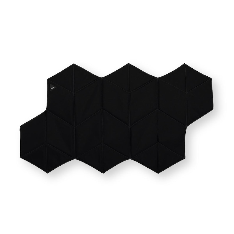 Pu&ograve; includere: Tappeto nero a motivi geometrici a nido d'ape. Il tappeto &egrave; realizzato in un materiale morbido e strutturato e presenta una serie di forme esagonali collegate. Il tappeto &egrave; progettato per essere flessibile e pu&ograve; essere piegato o arrotolato per riporlo.