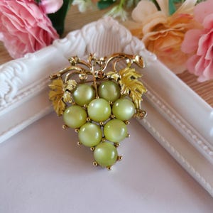 Vintage Grape Cluster Brooch – Green Glass Beads & Gold Tone – Mid-Century Costume Jewelry