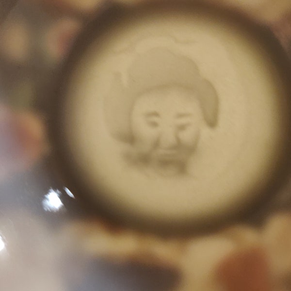Peinture asiatique faite à la main Tasses à thé et soucoupes milieu du siècle Lithophane. Chaque tasse a un visage de Geisha sur la base de la tasse