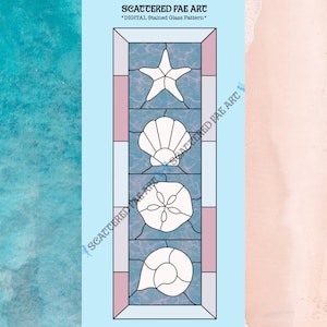 Puede incluir: Un patrón de vitral digital que presenta una estrella de mar, una concha, un dólar de arena y una concha en espiral. El patrón está sobre un fondo azul con acentos rosados.