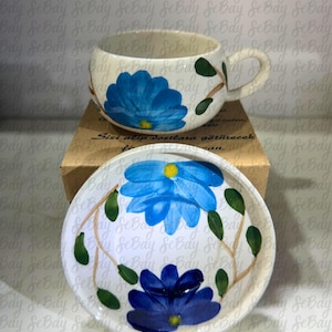 Handbemalte Blaue Blumen-Kaffeetasse mit Untertasse - Keramik-Espressotasse und Teller - Einzelserviergeschenk - spülmaschinenfest