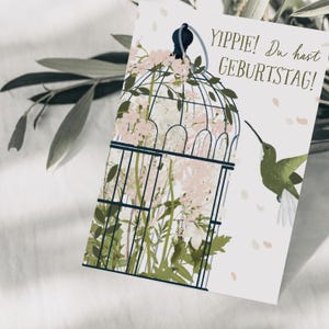 Carte postale d'anniversaire avec colibri et fleurs dans une cage et confettis, dessin botanique dessiné à la main, carte de voeux, papier FSC