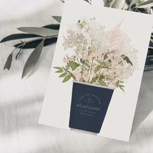 Carte postale tasse à café à emporter avec fleurs, dessin botanique dessiné à la main, carte postale anniversaire, carte de remerciement, carte de voeux, papier FSC