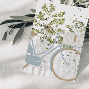 Bicicletta da cartolina con alberi e skyline, disegno botanico disegnato a mano, biglietto di amicizia, biglietto di auguri, carta FSC