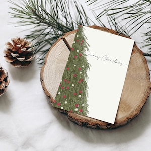 Cartolina buon Natale albero di Natale, cartolina di Natale con scritto, ciondolo natalizio, disegno botanico disegnato a mano, carta FSC