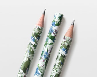 Bleistift Blumenmuster Wildblumen blau weiß grün, Kleinigkeit zum Geburtstag, Geschenk für Pflanzenfans, klimaneutral, TÜV geprüft