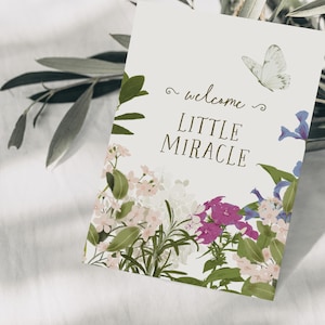 Cartão postal de boas-vindas, pequeno milagre com flores e borboleta, desenho botânico desenhado à mão, cartão de nascimento, olá bebê, papel FSC