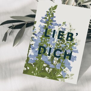 Cartão postal te amo flores silvestres azuis, desenho botânico desenhado à mão, dizeres de cartão postal, cartão postal de aniversário, papel FSC