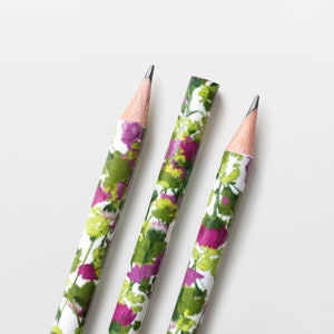 Bleistift Blumenmuster lila pink hellgrün, Geschenk für Geburtstag, Büro, Schulbeginn, Garten, klimaneutral, TÜV geprüft